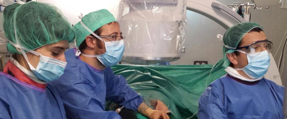 Doctor Gallardo y su equipo operando tratamientos endovasculares